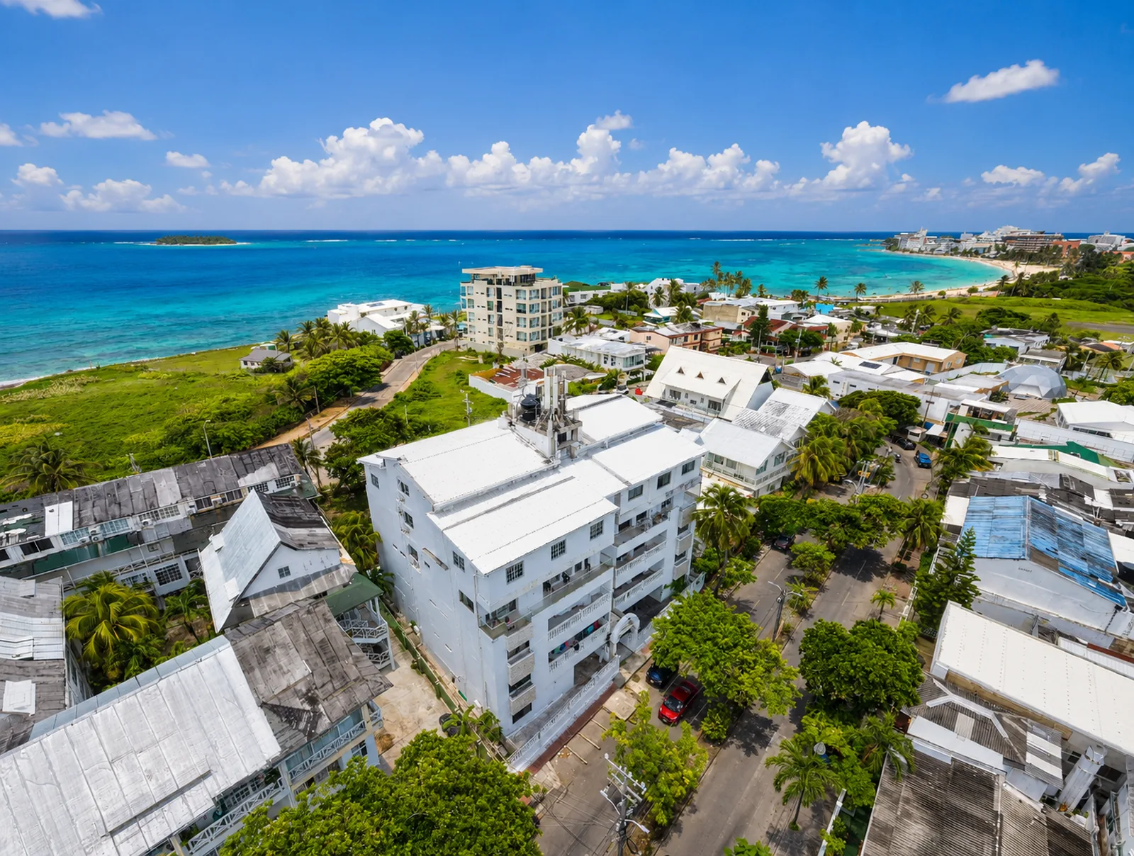 Vista aérea de San Andrés con la playa, el arrecife y el mar de siete colores.